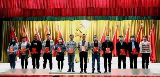 云南一公园里白狮子腿部溃烂 知情人:被同笼舍动物抓伤,已药物处理